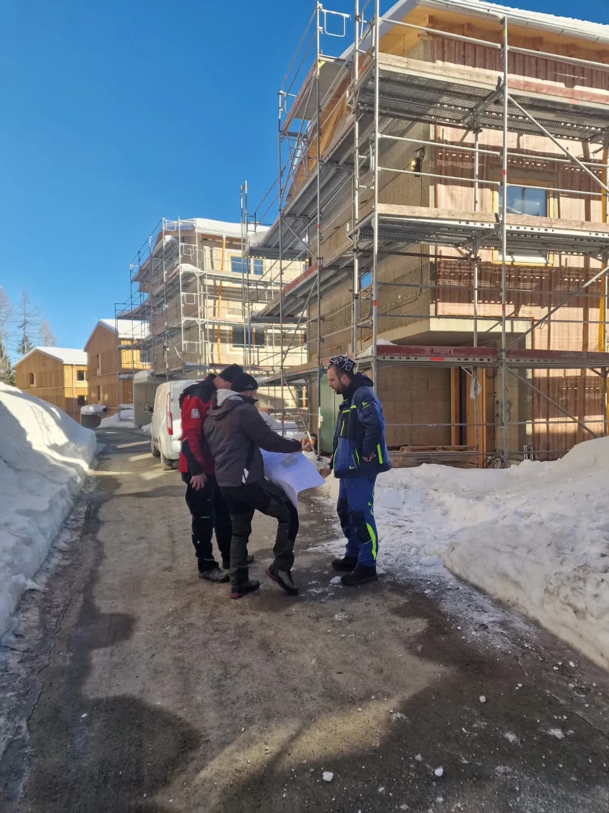 Monteur befestigt eine Holzdeckenverkleidung in einem Gebäudeeingang