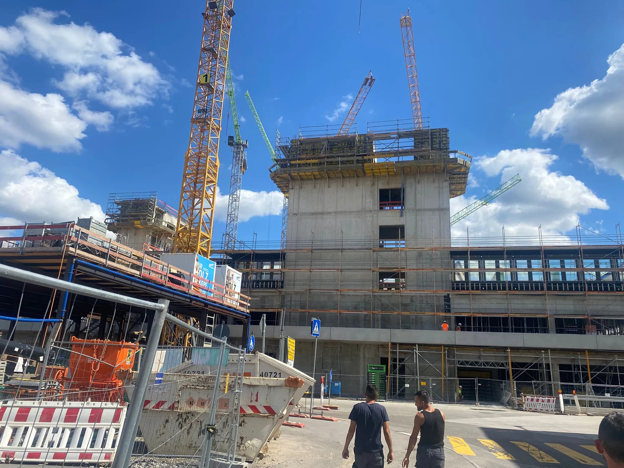 Großbaustelle mit Baukran und Kletterschalung bei Dämmerung