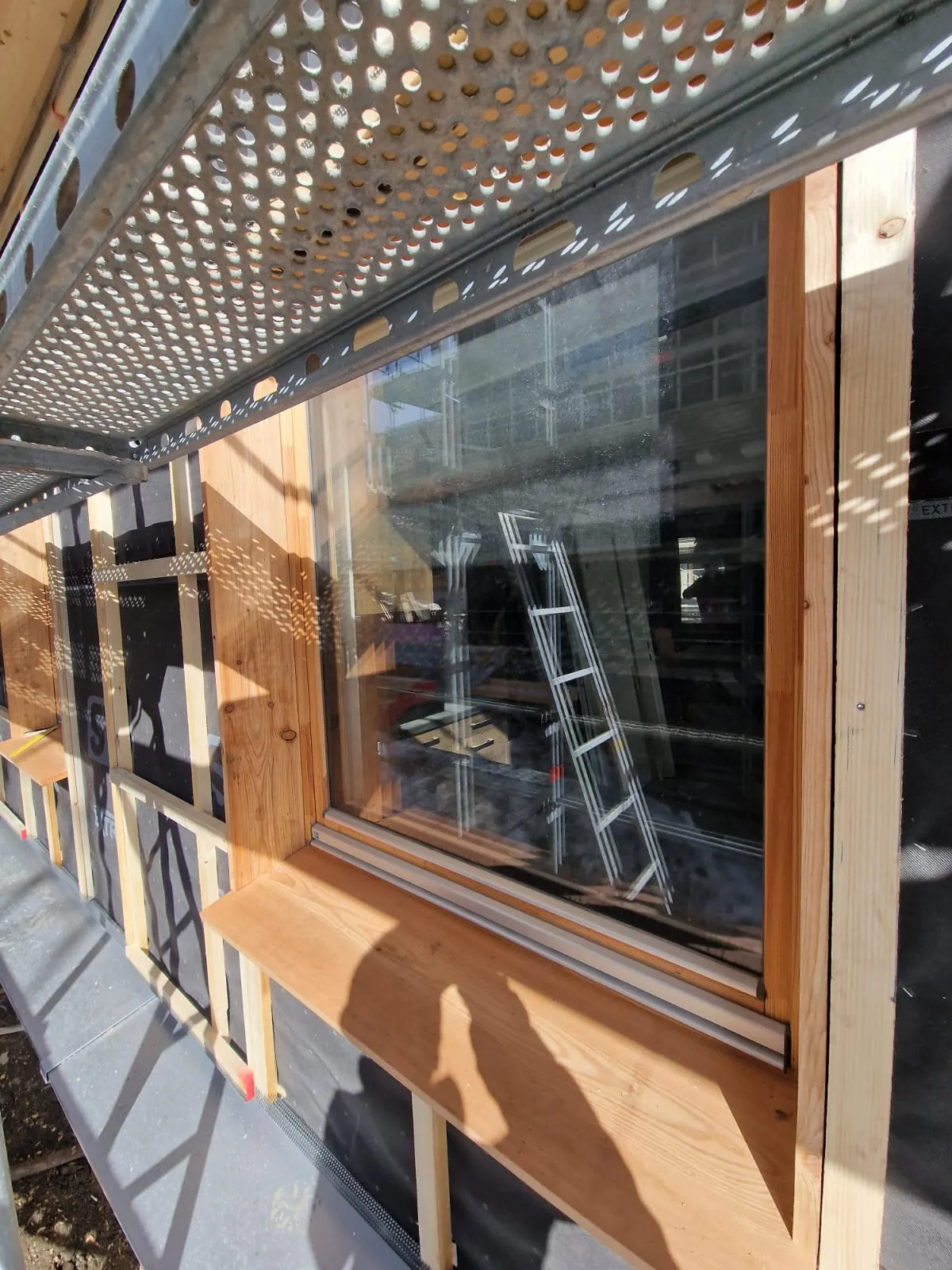 Nahaufnahme einer Fenstermontage in einer Holzrahmenkonstruktion