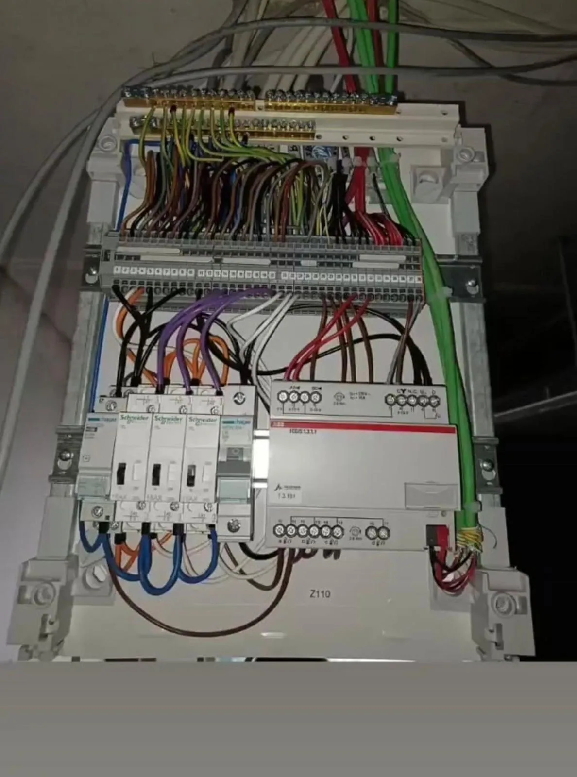Metering- und Hauptverteilerschrank mit sichtbarem Beschriftungsplan