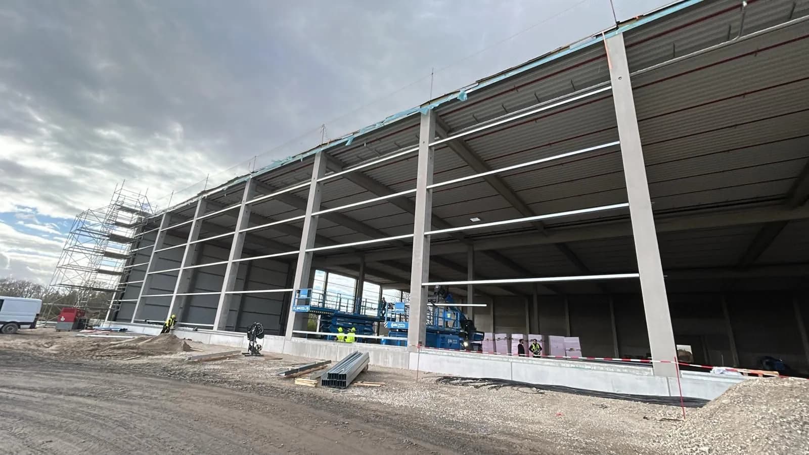 Rohbau einer Industriehalle mit Stahlstützen und Dachträgern