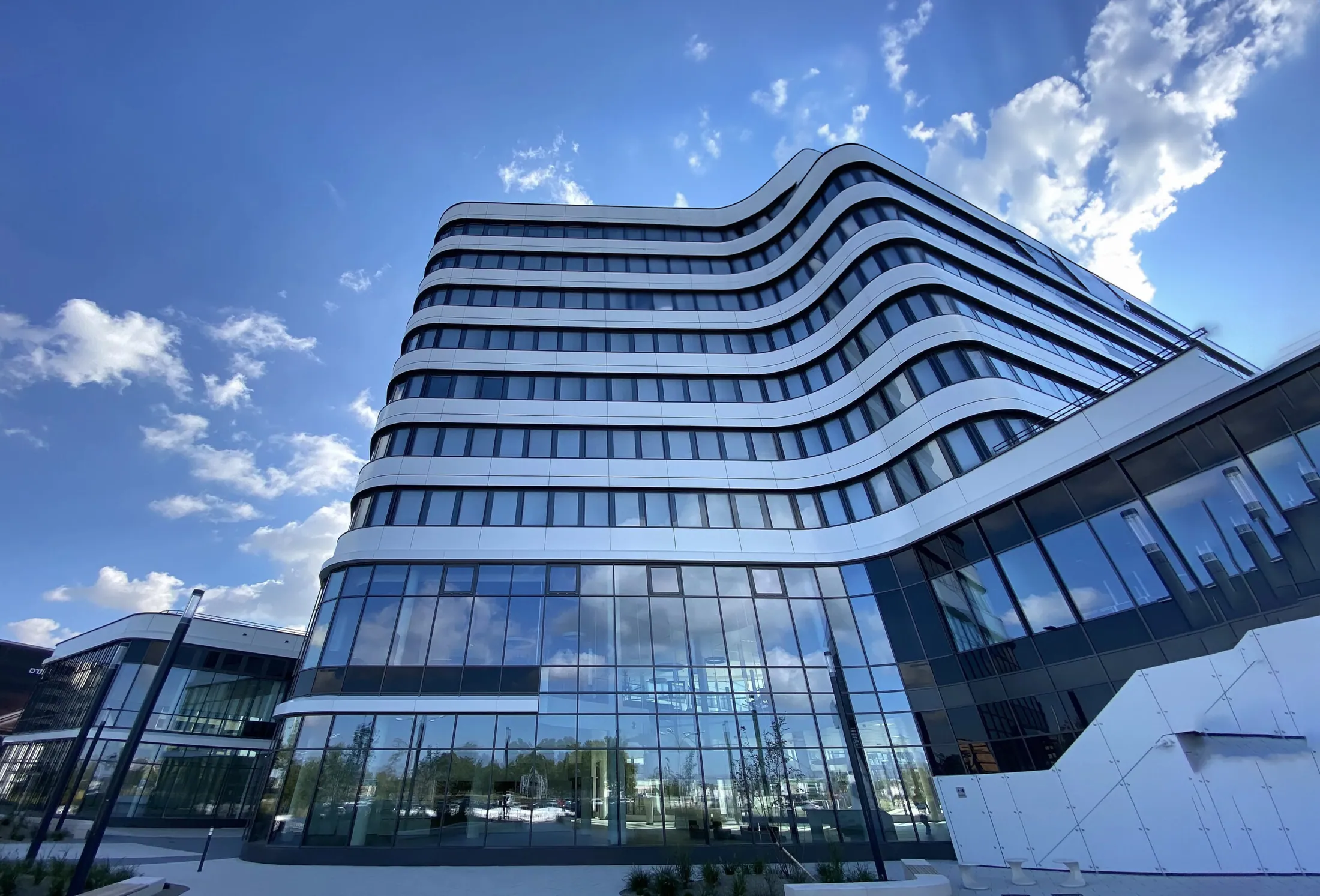 Bürogebäude Office Park 4 am Flughafen Wien mit geschwungener Glasfassade